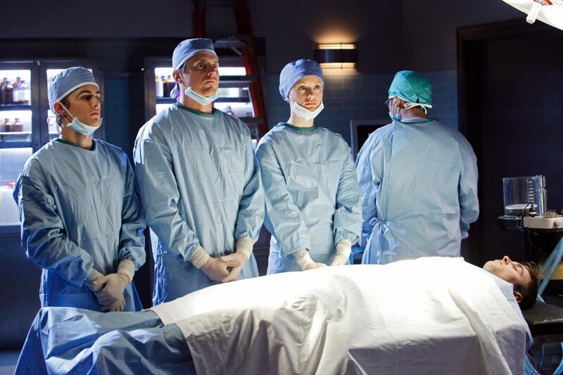 Auf Lucy (Kerry Bishe, 2.v.r.), Drew (Michael Mosley, 2.v.l.) und Cole (Dave Franco, l.) wartet eine große Aufgabe … – Bild: ORF/​Disney/​Karen Neal