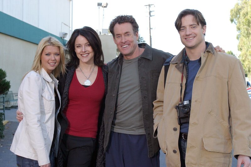 Eigentlich wollten sie gemeinsam Geburtstag feiern, doch dann kommt alles ganz anders: Danni (Tara Reid, l.), Jordan (Christa Miller Lawrence, 2.v.l.), Dr. Cox (John C. McGinley, 2.v.r.) und Ben (Brendan Fraser, r.) … – Bild: ORF 1