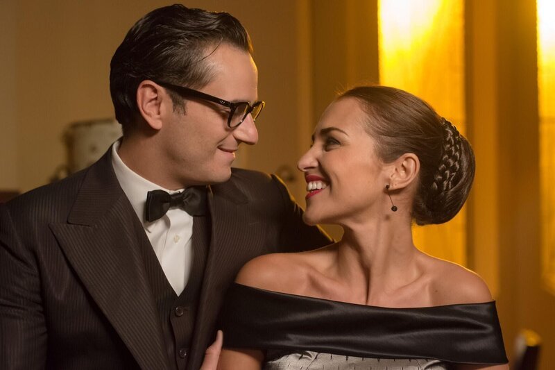 Raúl de la Riva (Asier Etxeandia, l.); Ana Rivera (Paula Echevarría, r.) – Bild: Manuel Fernández-Valdés/​BetaFilm