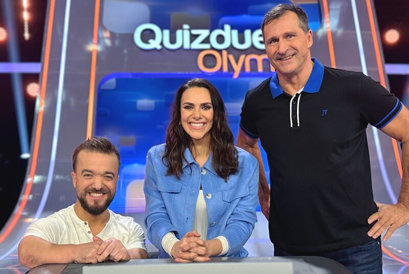 Moderatorin Esther Sedlaczek (M.) mit den Kandidaten des Teams „Goldjungs“: Mathias Mester (l.) und Lars Riedel (r.) – Bild: ARD/​ITV Studios /​ ARD-Programmdirektion