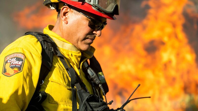 Feuerwehrkapitän Richard Cordova beaufsichtigt die Feuerwehrleute bei einem Brandeinsatz in den San Bernardino Mountains. – Bild: Discovery Communications, LLC