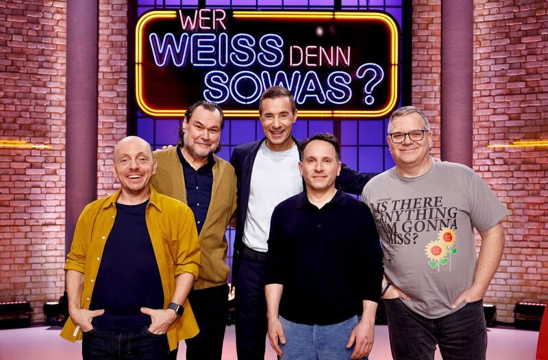 Moderator Kai Pflaume (M.) und seine Rateteam-Kapitäne Bernhard Hoëcker (l.) und Elton (r.) begrüßen in dieser Sendung den Schauspieler Markus John (2.v.l.) und den Schauspieler Stefko Hanushevsky (2.v.r.). – Bild: ARD/​Morris Mac Matzen