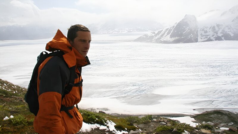 Bear Grylls stands on edge of glacier. – Bild: Louise Ferguson