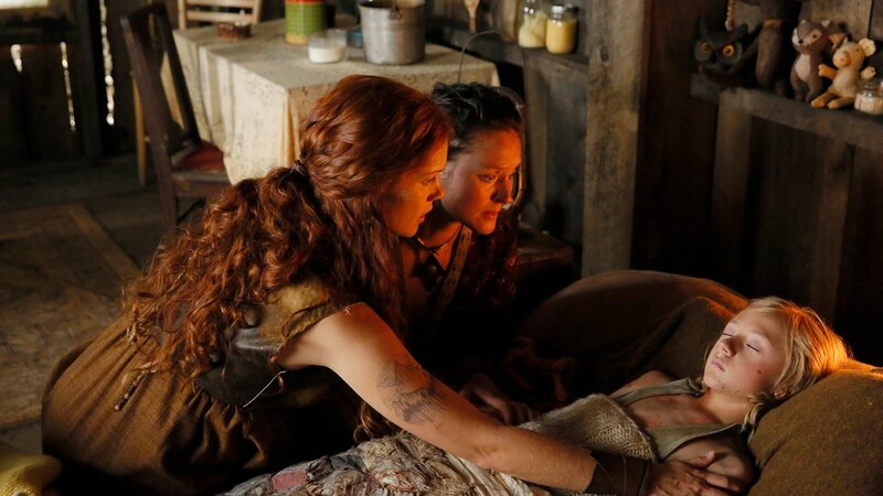 L-R: G’Winveer Farrell (Gillian Alexy), Hilda Dobbs (Mackenzie Nelson), Barbara McGintuk (McKenna Slone) – Bild: AXN Black