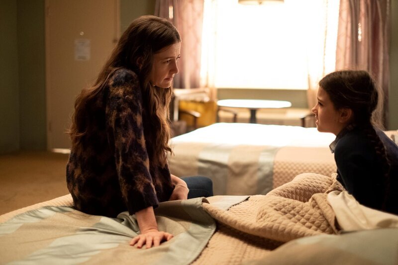 L-R: Sarah (Stephanie Allynne) and Elle (Abby Ryder Fortson) – Bild: Home Box Office, Inc.
