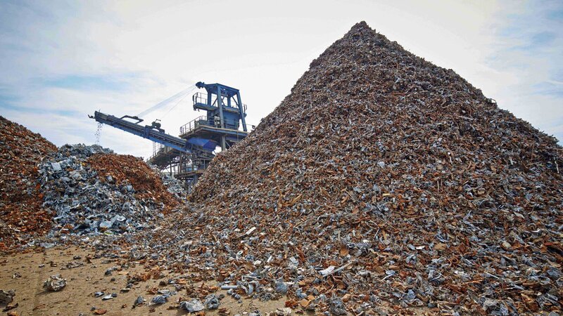 „Aus alt mach’ neu“: Solche gigantischen Haufen Altmetall werden auf Deutschlands Deponien und Schrottplätzen zu wertvollen Rohstoffen aufgearbeitet und weiterverkauft.; – Bild: N24 Doku