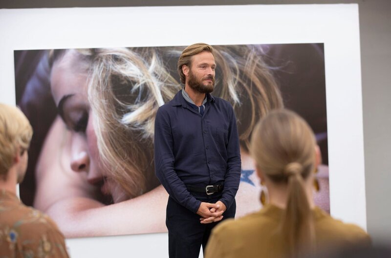  Pierre (Andreas Pietschmann) bei der Eröffnung seiner Ausstellung. – Bild: ARD Degeto/​Studiocanal GmbH/​Frédéric Batier