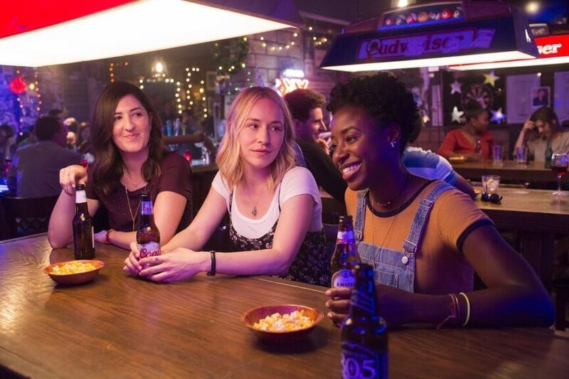 In the middle: Sally Reed (Sarah Goldberg) – Bild: port.hu In the middle: Sally Reed (Sarah Goldberg) – Bild: port.hu