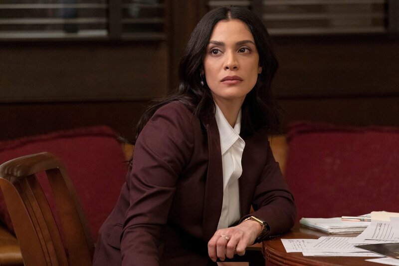Odelya Halevi als ADA Samantha Maroun – Bild: Universal Television LLC