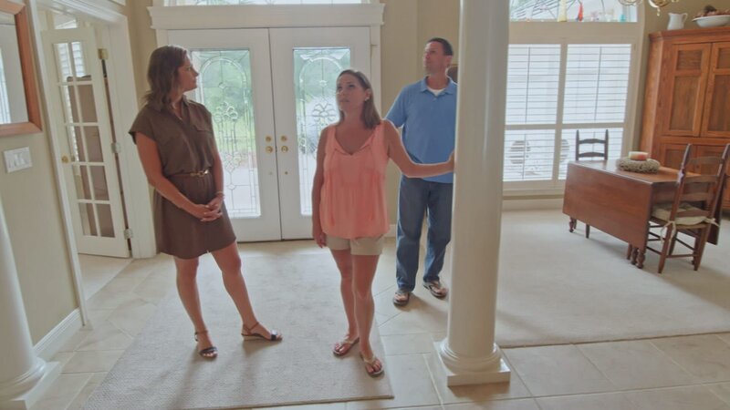 Ein Paar aus der Stadt würde ihre Kinder gerne in einem Strandhaus in Destin aufwachsen sehen. Dafür wäre ein großer Garten und vier Zimmer perfekt – oder doch eine Boot-Anlegestelle und ein extra Gästezimmer? Auch wenn es nicht einfach wird, bei diesen Wünschen im Budget zu bleiben, ist der Makler bereit für die Herausforderung. – Bild: HGTV