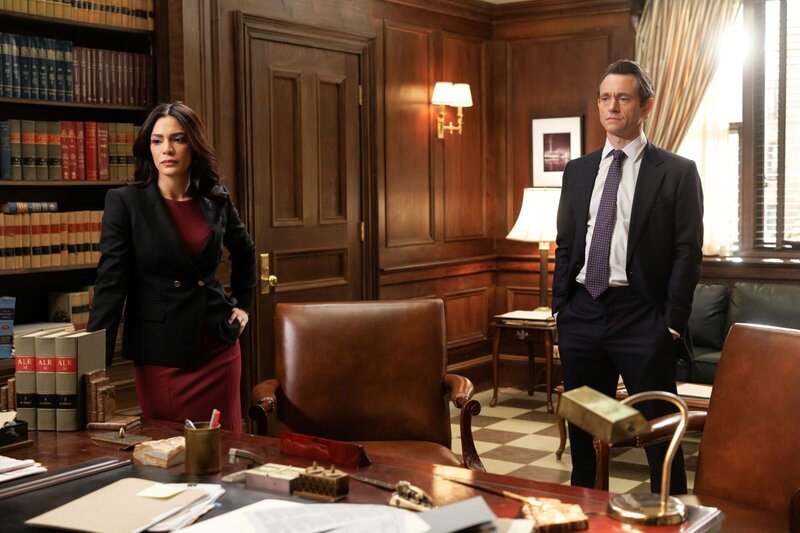(l-r) Odelya Halevi als ADA Samantha Maroun, Hugh Dancy als ADA Nolan Price – Bild: Universal Television LLC
