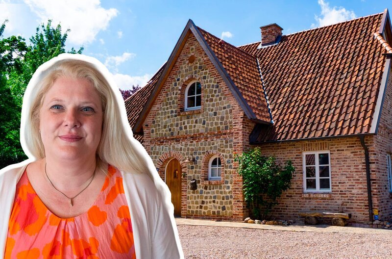 Nicole und ihr verstorbener Mann Alan haben mitten in Niedersachsen mit historischen Baumaterialen ein deutsch-englisches Cottage gebaut. – Bild: NDR