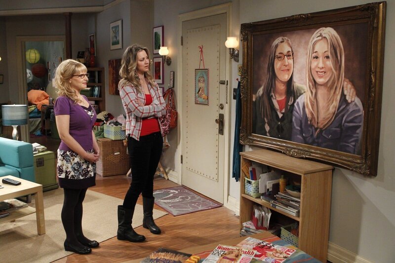 Sind von Amys Bild etwas geschockt: Bernadette (Melissa Rauch, l.) und Penny (Kaley Cuoco, r.) … – Bild: HBOH