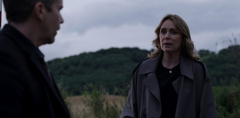 l-r: Paul Haynes (Max Beesley), Susannah Zellaby (Keeley Hawes) – Bild: 2022 Dayout Productions Limited. All Rights Reserved.