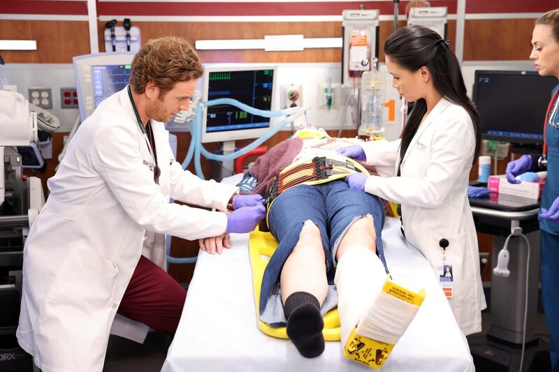 (l-r) Nick Gehlfuss als Will Halstead, TV Carpio als Dr. Grace Song – Bild: George Burns Jr/​NBC