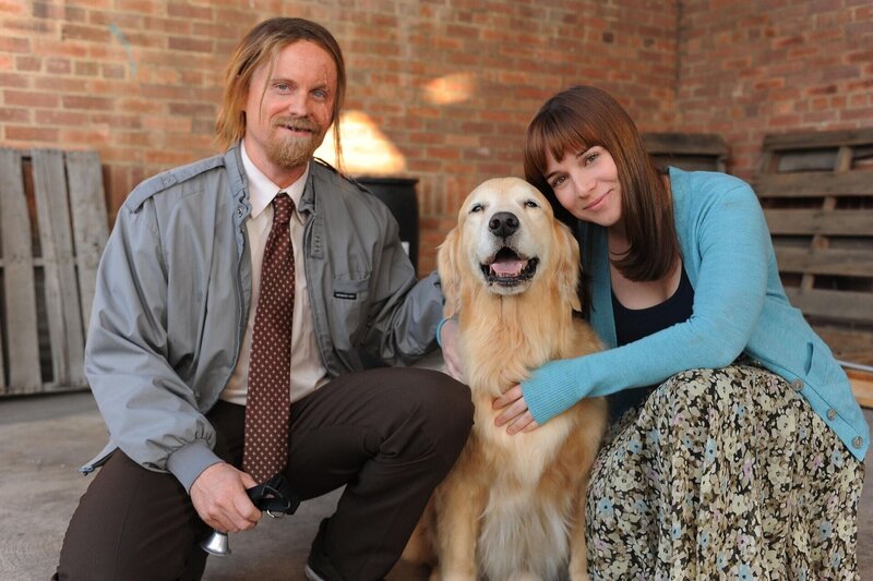 Cricket (David Hornsby, l.); Belle (Renee Felice Smith, r.) – Bild: Bluebush Productions, LLC