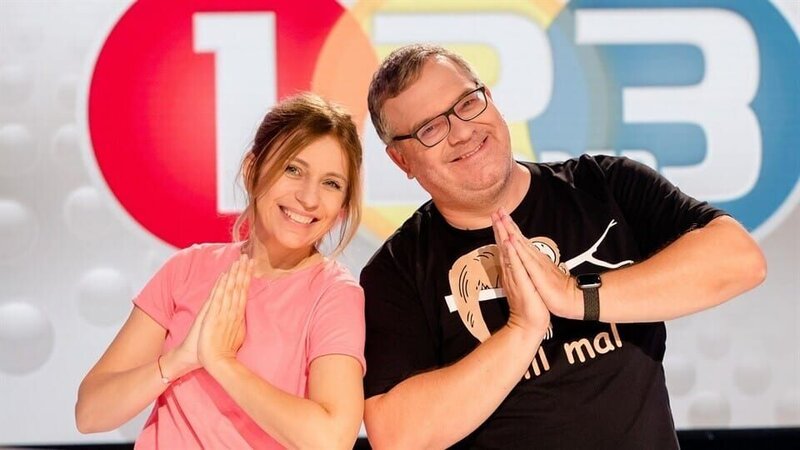 Yogalehrerin Tanja Mairhofer ist heute zu Gast und zeigt Elton die Tricks, um den Alltagsstress zu vergessen. – Bild: ZDF/​Nadine Rupp/​Ruppografie
