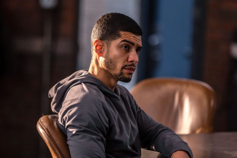 Rick Gonzalez as Detective Bobby Reyes – Bild: NBC /​ Die Verwendung ist nur bei redaktioneller Berichterstattung im Rahmen einer Programmankündigung ab 2 Monate vor der ersten Auss /​ © 2022 Universal Television LLC. ALL RIGHTS RESERVED.