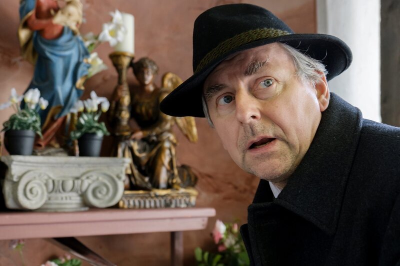 Penny befragt Louis über seine Beziehung zu Willi. Louis wird befragt. – Bild: Satel Film GmbH /​ ZDF und ORF