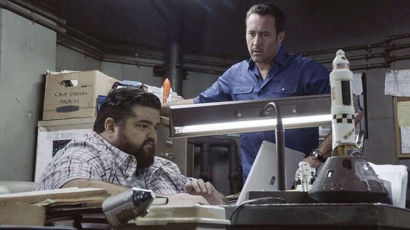 L-R: Jerry Ortega (Jorge Garcia), Steve McGarrett (Alex O’Loughlin) – Bild: CBS Broadcasting, Inc