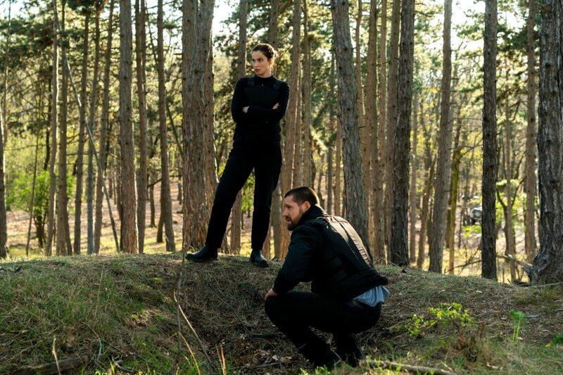 (L-R): Heida Reed als Special Agent Jamie Kellett und Luke Kleintank als Special Agent Scott Forrester. – Bild: Katalin Vermes /​ Paramount