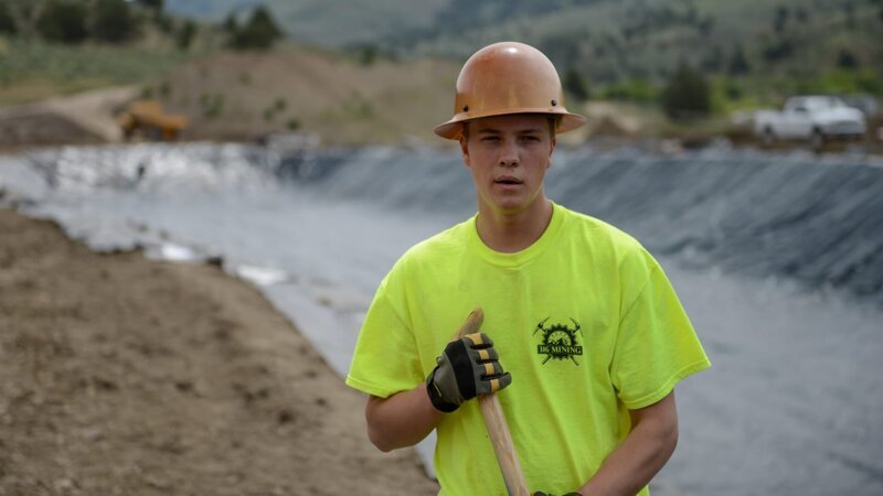 Hunter Hoffman standing on the claim with the new pond lining. – Bild: Discovery Communications
