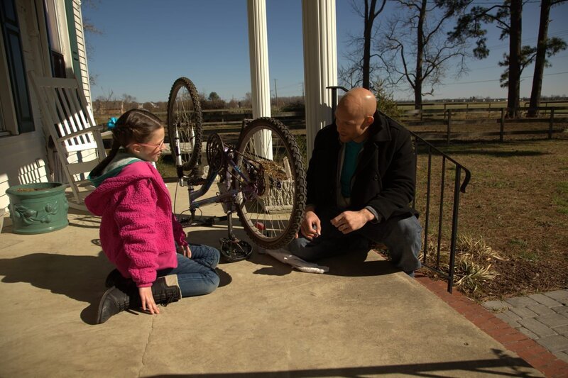 Two different entities roam the property of a 200-year-old farmhouse, terrorizing the family living there. But they are determined to stay in the home, escalating the paranormal activity to threatening heights. – Bild: Destination America /​ Discovery Communications