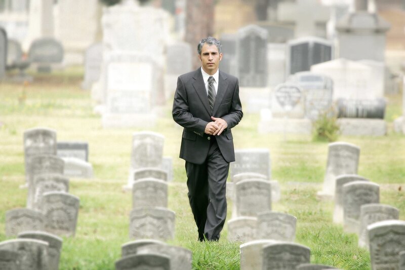 Ted (Chris Messina) läuft durch einen Friedhof. – Bild: TVN /​ Warner Bros