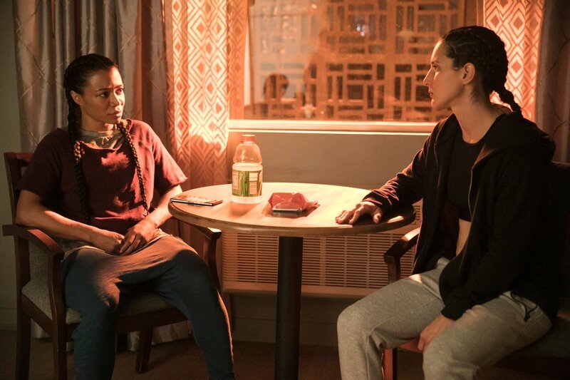 Zwei Mixed-Martial-Arts-Kämpferinnen (Natalie Morgan(re.), Keta Meggett(li.)) verabreden sich: Sie wollen aus einem bevorstehenden Wettkampf mehr Geld für sich herausholen. – Ein Zimmer, zwölf fesselnde, bizarre Geschichten: ungewöhnliche Episodenserie von den Duplass-Brüdern („Togetherness“). – Bild: HBO