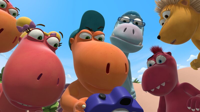 Konzentriert sieht sich der kleine Drache Kokosnuss die Bilder einer Kamera an. Umringt ist er von Oskar, Matilda, Herrn Klaue und den Obstschwestern. – Bild: ZDF/​Caligari Film