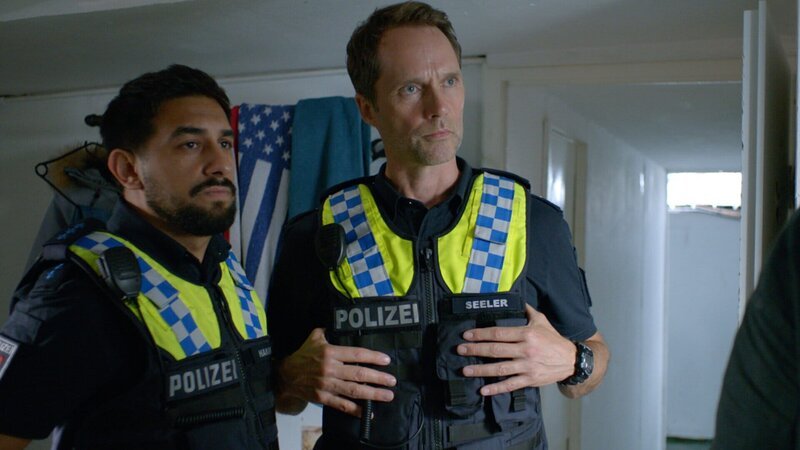 Mattes (Matthias Schloo, r.) und sein neuer Kollege Malik (Zejhun Demirov, l.) schauen sich in der Wohngruppe von Ben um. – Bild: ZDF