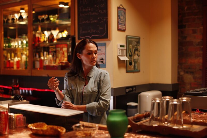 Lynn behind the bar. – Bild: Destination America /​ Discovery Communications