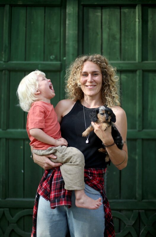 Viktoria mit Sohn Leo und Dackel Frida. – Bild: HR/​rbb/​BR/​REC.n.ROLL media/​Lennart Kortmann