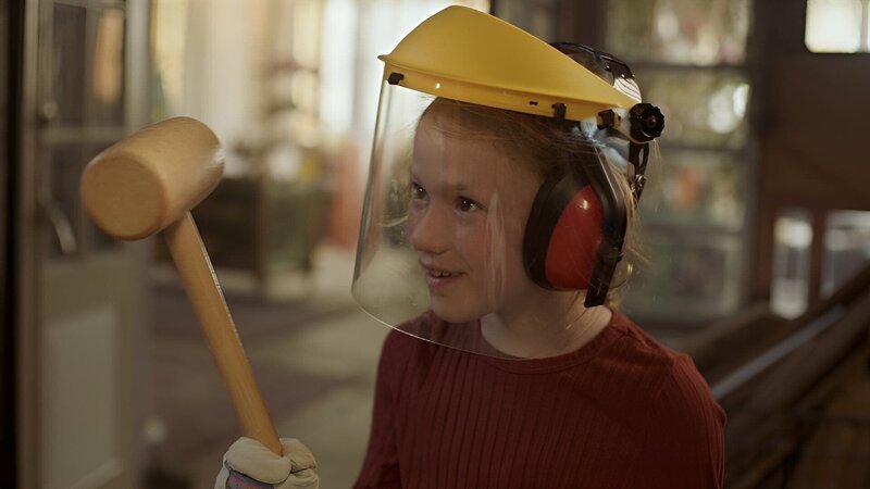 Anna hat eine neue Idee, was man aus dem kaputten Ball zaubern kann. – Bild: SWR/​Phanta Basta!/​Indi Film