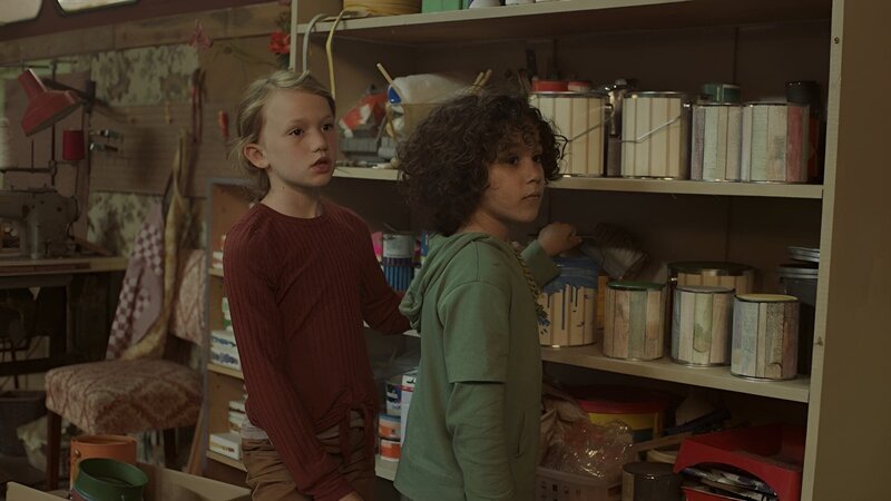 Saïd und Anna wollen streichen und suchen Farbe. – Bild: SWR/​Phanta Basta!/​Indi Film