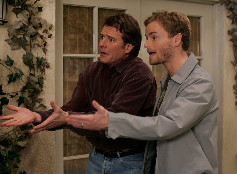 Francis (Christopher Masterson, r.) kommt zu seinem 21. Geburtstag und er hat nicht vergessen, dass Hal (Bryan Cranston, l.) ihm in seiner Kindheit eine Motorradfahrt zu diesem Geburtstag versprochen hat … – Bild: ViacomCBS