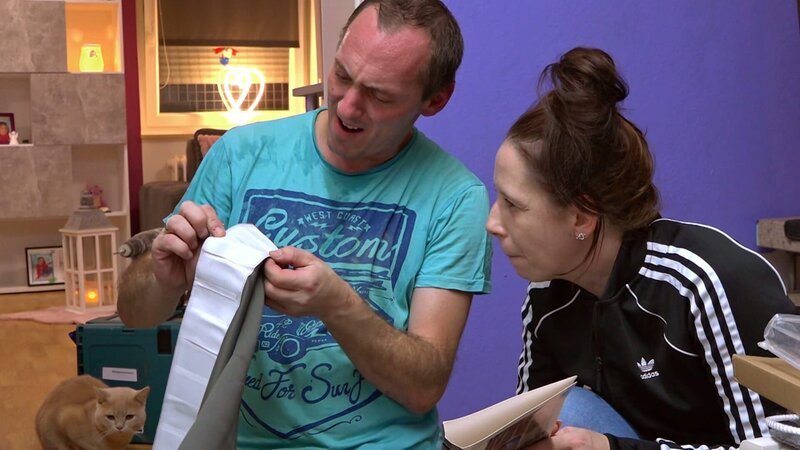 Florian und seine neue Liebe Dana wollen die Wohnung verschönern – Bild: RTLZWEI