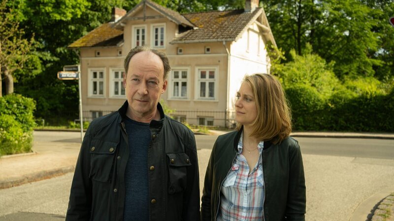 Jakob Stiller (Ulrich Noethen) und Kira Engelmann (Bettina Burchard) ermitteln in einem Mordfall. – Bild: ZDF und Georges Pauly