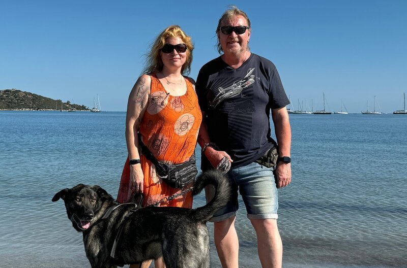 Nicole und Zappi, der eigentlich Andreas heißt, freuen sich über das perfekte Wetter am Strand Saint-Florent. – Bild: WDR/​Sagamedia Film- Fernsehproduktion GmbH