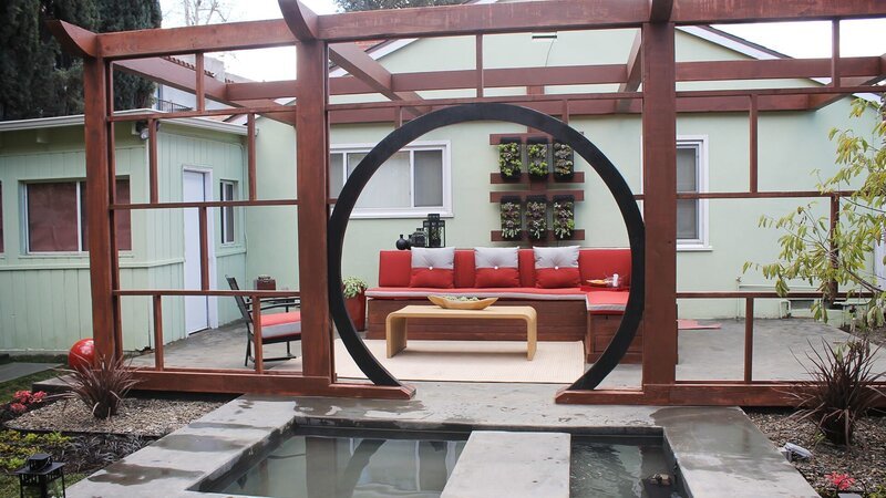 Der alleinerziehende Vater hat mit der Erziehung seiner beiden Töchter alle Hände voll zu tun und kaum Zeit, sich um den Garten zu kümmern. Landschaftsdesignerin Sara hat eine besondere Idee: Sie verpasst dem Garten einen exotischen Asia-Flair – mit einer Meditationsfläche, einem Teich und einer Laube, in der man es sich so richtig gemütlich machen kann. – Bild: HGTV