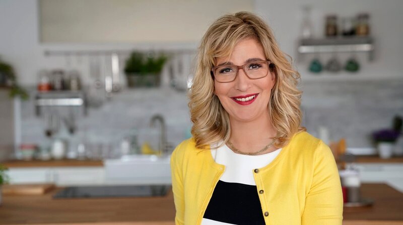 Hauswirtschaftsmeisterin Yvonne Willicks gibt Tipps wie alles sauber wird. – Bild: WDR/​Annika Fußwinkel