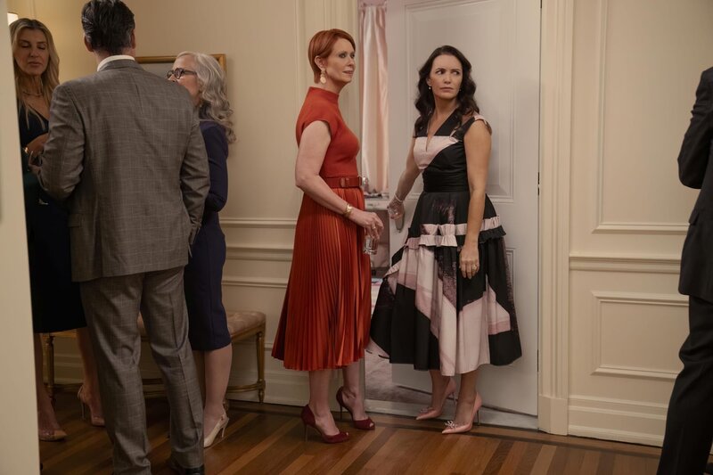 l-r: Cynthia Nixon als Miranda Hobbes,  Kristin Davis als Charlotte York Goldenblatt – Bild: Warner /​ Die Verwendung ist nur bei redaktioneller Berichterstattung im Rahmen einer Programmank¸ndigung ab 2 Monate vor der ersten Auss /​ © 2023 WarnerMedia Direct, LLC. All Rights Reserved. HBO Maxô is used under license.