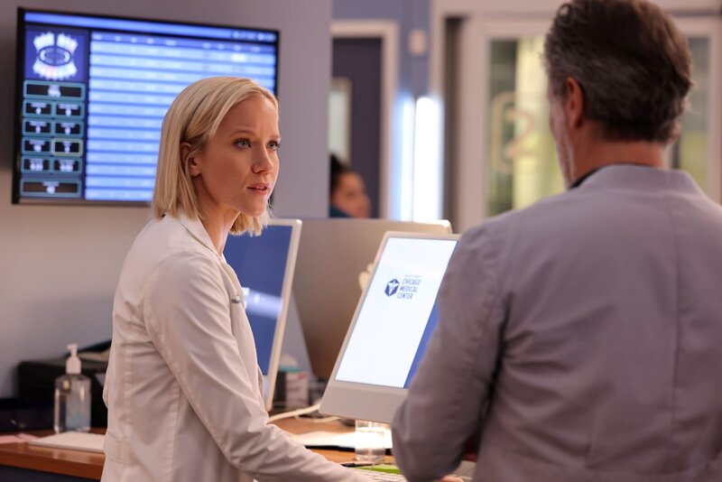 (l-r) Jessy Schram als Dr. Hannah Asher, Steven Webber als Dr. Dean Archer – Bild: George Burns Jr/​NBC /​ Episodic /​ Die Verwendung ist nur bei redaktioneller Berichterstattung im Rahmen einer Programmankündigung ab 2 Monate vor der ersten Auss /​ © 2024 Universal Television LLC. All Rights Reserved.