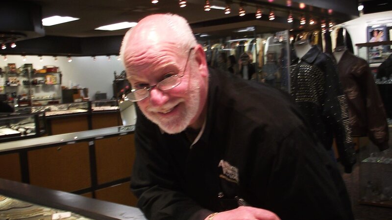 Eine Stratocaster-Gitarre aus den 50ern: Damals wurden Musikinstrumente noch von Hand gefertigt. Modelle in gutem Zustand werden auf dem Markt zu horrenden Preisen gehandelt. Doch der Besitzer verlangt 30 000 Dollar für sein Eigentum. So einen Betrag zahlt man nicht aus der Portokasse. Deshalb zieht Pawn-Shop-Manager Seth bei diesem Geschäft seinen Vater zurate. Les Gold leitet seit mehr als 20 Jahren das größte Pfandhaus in Detroit und ist ein echter Experte, wenn es darum geht, den Wert von seltenen Gegenständen zu taxieren. – Bild: TLC (DEUT)