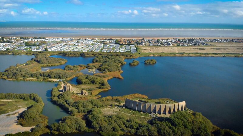 Auf dieser Landzunge bei Dungeness, England, stehen die Hohlspiegelmikrofone von Denge. – Bild: Like A Shot/​ TCB Media Rights/​ WeltN24 GmbH