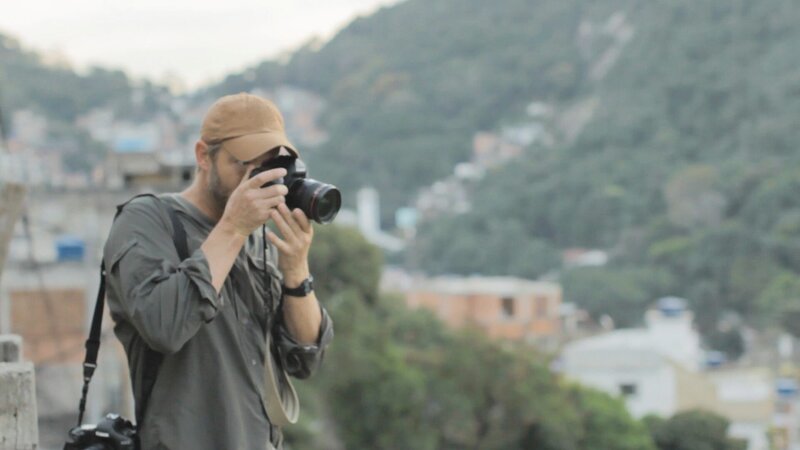 The documentary series accompanies young photographers in the conflict zones of Brazil. – Bild: Home Box Office, Inc.