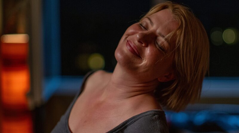 Kathi (Jördis Triebel) feiert ihr neues Single-Leben. – Bild: ARD Degeto Fim/​UFA Fiction GmbH/​Oliver Vaccaro