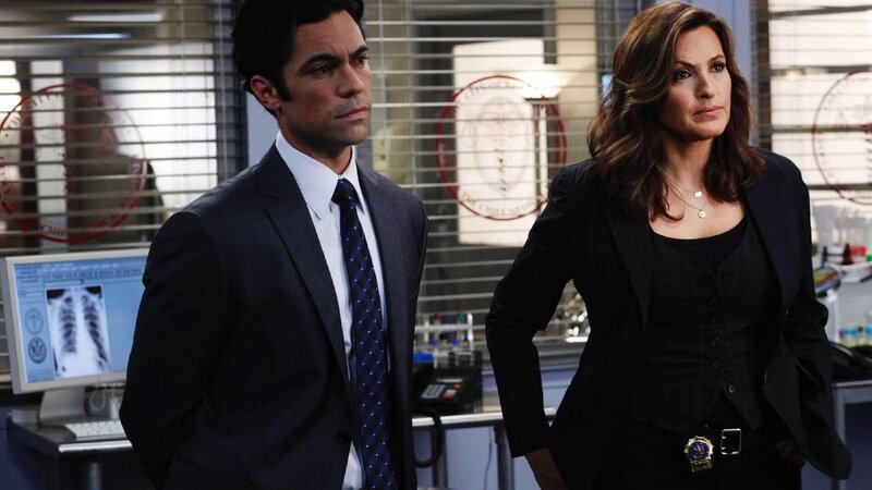 Detective Nick Amaro (Danny Pino) und Detective Olivia Benson (Mariska Hargitay) wollen in den Vernehmungen endlich die Wahrheit ans Licht bringen. Wer hat ein 13-jähriges Mädchen vergewaltigt und dabei geschwängert? – Bild: TVNOW /​ Universal