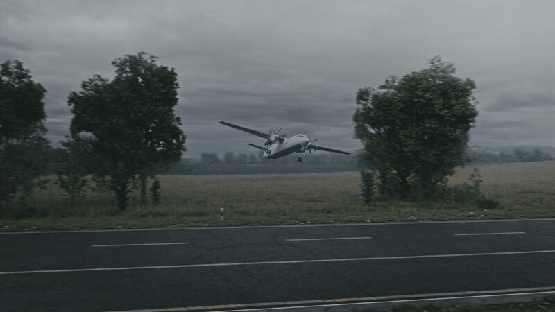 Die Piloten des Luxair-Fluges 9642 kämpfen darum, die Kontrolle über ihr Flugzeug wiederzuerlangen, nachdem es nur vier Meilen von der Landebahn des Flughafens Luxemburg plötzlich in einen schnellen und unkontrollierbaren Sinkflug übergegangen ist. – Bild: Cineflix 2024