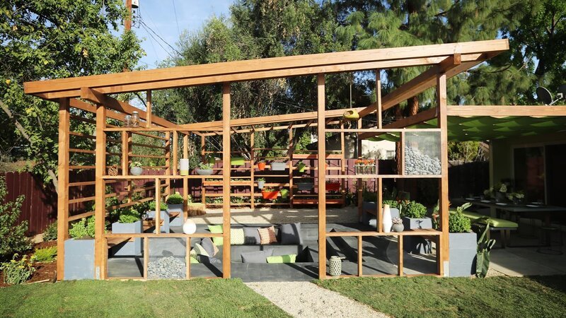 Im Garten von Alex und Ruth haben Unkraut und Wurzeln die Führung übernommen. Landschaftsdesignerin Sara räumt auf und gestaltet eine tiefergelegte Sitzfläche sowie einen Essbereich. Eine Feuerstelle lädt zu gemütlichen Abenden im Freien ein. – Bild: HGTV